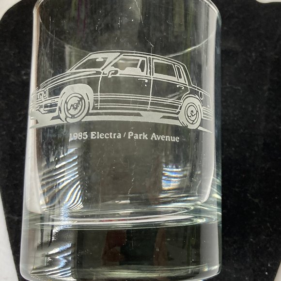 Two Vintage Whiskey Glasses Etched Vintage Cars - Picture 7 of 8